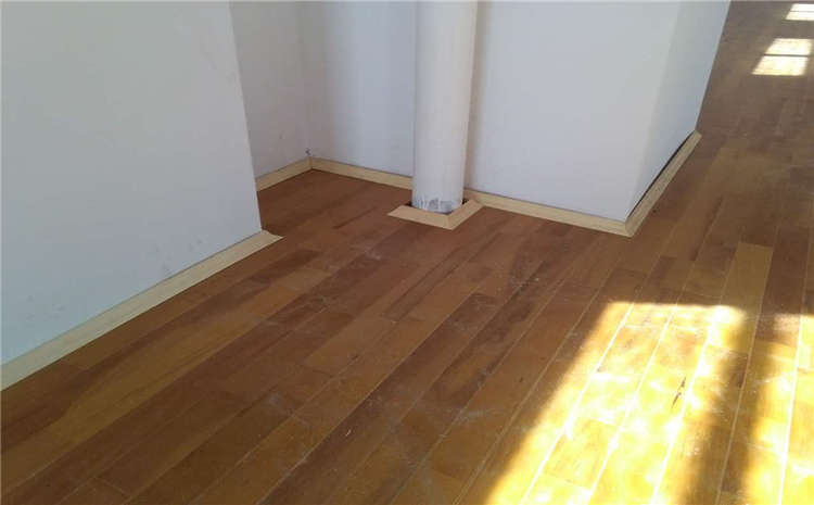 單層龍骨結(jié)構(gòu)風(fēng)雨操場(chǎng)木地板價(jià)格是多錢?