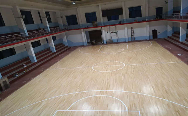 你家的體育木地板面板對嗎?