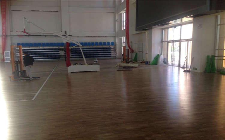 學校籃球木地板怎么維護