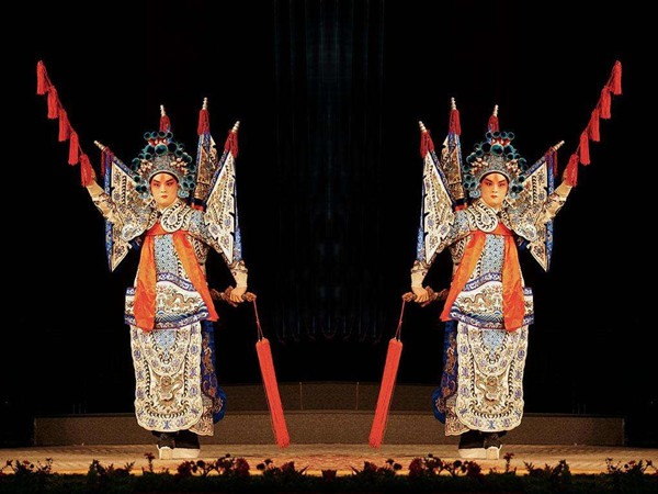 舞臺地板上的京劇表演