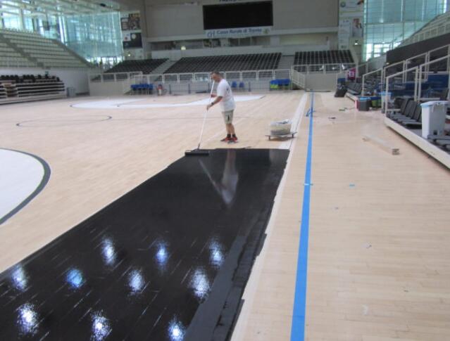 九張圖帶你感受國外籃球館木地板更換的全過程 九張圖帶你感受國外籃球館木地板更換的全過程