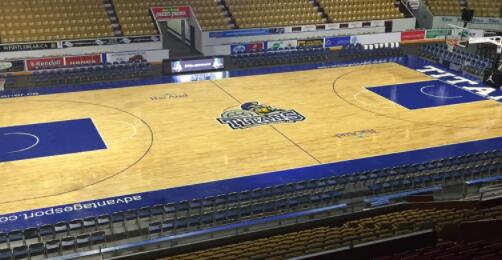 大型籃球賽事，應該選擇材質的籃球場地板