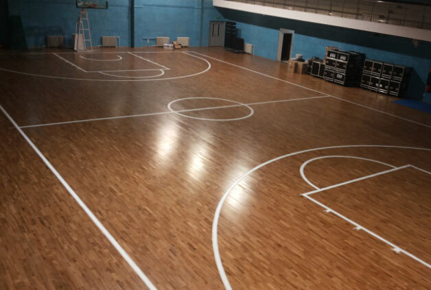 很多人都認(rèn)為籃球運(yùn)動(dòng)員的彈跳,是自身的跳躍能力加上球鞋的輔助得到的更終彈跳效果.其實(shí)事實(shí)并非如此,籃球運(yùn)動(dòng)員的彈跳能力有很大方面是因?yàn)檫\(yùn)動(dòng)木地板的緣故.也許剛聽(tīng)到這樣的結(jié)果讓很多人感覺(jué)難以置信,但是事實(shí)卻是真的如此,籃球運(yùn)動(dòng)員正是因?yàn)橛辛嘶@球運(yùn)動(dòng)木地板才讓跳躍唯美的像是在飛翔. 現(xiàn)在的室內(nèi)籃球場(chǎng)都是木質(zhì)運(yùn)動(dòng)地板,這種地板有很多非常優(yōu)勢(shì)性的存在,一方面它有很多材料都沒(méi)有柔韌性,這種容忍性可以更好的幫助運(yùn)動(dòng)員進(jìn)行起跳.另一方面它有很多材料都沒(méi)有的牢固性,可以讓運(yùn)動(dòng)員在下落的過(guò)程中有比較有利的著力點(diǎn)的同時(shí),又不會(huì)因?yàn)榈孛娌馁|(zhì)過(guò)于堅(jiān)硬而造成腳踝傷害. 可以說(shuō)運(yùn)動(dòng)木地板是一種非常優(yōu)質(zhì)的籃球場(chǎng)地面材料.因?yàn)檫@種材料集合了多種有點(diǎn)于一身,可以讓運(yùn)動(dòng)員跑的更快、跳的更好還有一定的保護(hù)性能,這些優(yōu)勢(shì)都是籃球運(yùn)動(dòng)木地板對(duì)于運(yùn)動(dòng)員比較有幫助的特性,所以現(xiàn)在國(guó)內(nèi)外的籃球運(yùn)動(dòng)場(chǎng),都會(huì)使用這種籃球運(yùn)動(dòng)木地板作為主要的籃球場(chǎng)地地面裝飾材料. 很多人都認(rèn)為籃球運(yùn)動(dòng)員的彈跳,是自身的跳躍能力加上球鞋的輔助得到的更終彈跳效果.其實(shí)事實(shí)并非如此,籃球運(yùn)動(dòng)員的彈跳能力有很大方面是因?yàn)檫\(yùn)動(dòng)木地板的緣故.也許剛聽(tīng)到這樣的結(jié)果讓很多人感覺(jué)難以置信,但是事實(shí)卻是真的如此,籃球運(yùn)動(dòng)員正是因?yàn)橛辛嘶@球運(yùn)動(dòng)木地板才讓跳躍唯美的像是在飛翔. 現(xiàn)在的室內(nèi)籃球場(chǎng)都是木質(zhì)運(yùn)動(dòng)地板,這種地板有很多非常優(yōu)勢(shì)性的存在,一方面它有很多材料都沒(méi)有柔韌性,這種容忍性可以更好的幫助運(yùn)動(dòng)員進(jìn)行起跳.另一方面它有很多材料都沒(méi)有的牢固性,可以讓運(yùn)動(dòng)員在下落的過(guò)程中有比較有利的著力點(diǎn)的同時(shí),又不會(huì)因?yàn)榈孛娌馁|(zhì)過(guò)于堅(jiān)硬而造成腳踝傷害. 可以說(shuō)運(yùn)動(dòng)木地板是一種非常優(yōu)質(zhì)的籃球場(chǎng)地面材料.因?yàn)檫@種材料集合了多種有點(diǎn)于一身,可以讓運(yùn)動(dòng)員跑的更快、跳的更好還有一定的保護(hù)性能,這些優(yōu)勢(shì)都是籃球運(yùn)動(dòng)木地板對(duì)于運(yùn)動(dòng)員比較有幫助的特性,所以現(xiàn)在國(guó)內(nèi)外的籃球運(yùn)動(dòng)場(chǎng),都會(huì)使用這種籃球運(yùn)動(dòng)木地板作為主要的籃球場(chǎng)地地面裝飾材料.