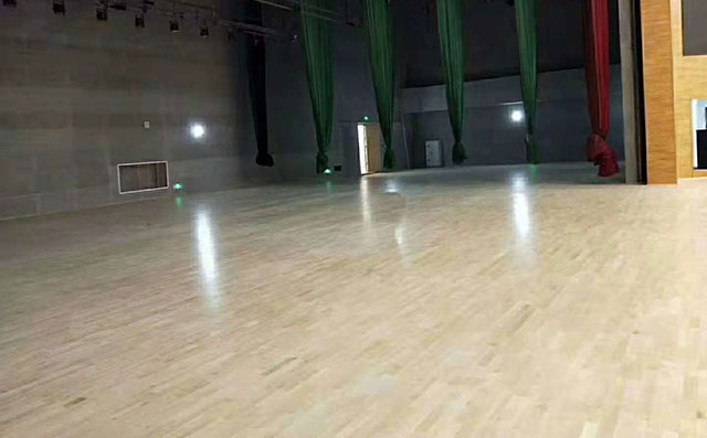 四川中國白酒學院舞臺木地板安裝——歐氏舞臺木地板
